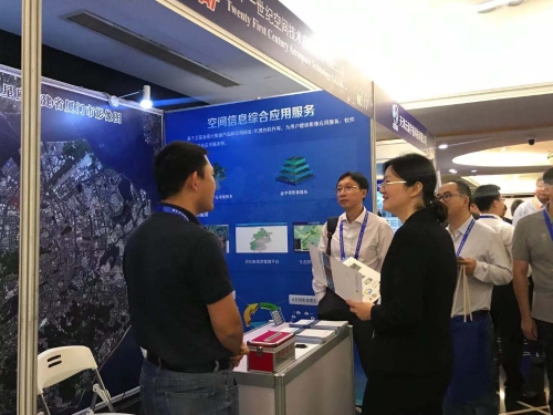 公司员工向与会来宾介绍公司业务